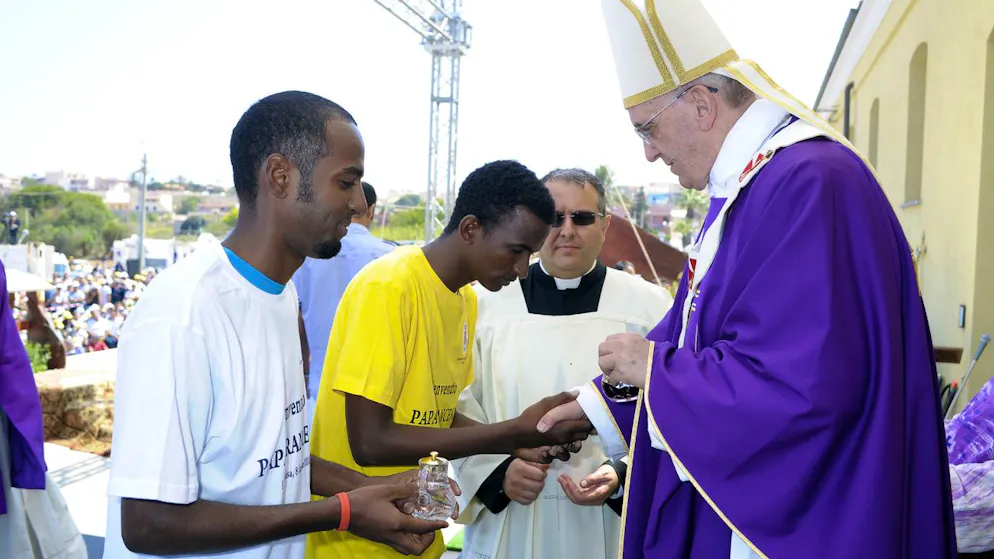 Migranti, senzatetto e detenuti. Ai funerali di Francesco molti capi di Stato ma pure i suoi amati «ultimi»
