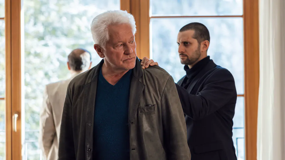 «Tatort» im Check: Worum ging es beim Fall Sergei Skripal?. Kriminalhauptkommissar Ivo Batic (Miroslav Nemec, vorne) wird von Kamran Hasanovs (Husam Chadat, links) Handlanger Timur (Bardo Böhlefeld) nach draussen begleitet.