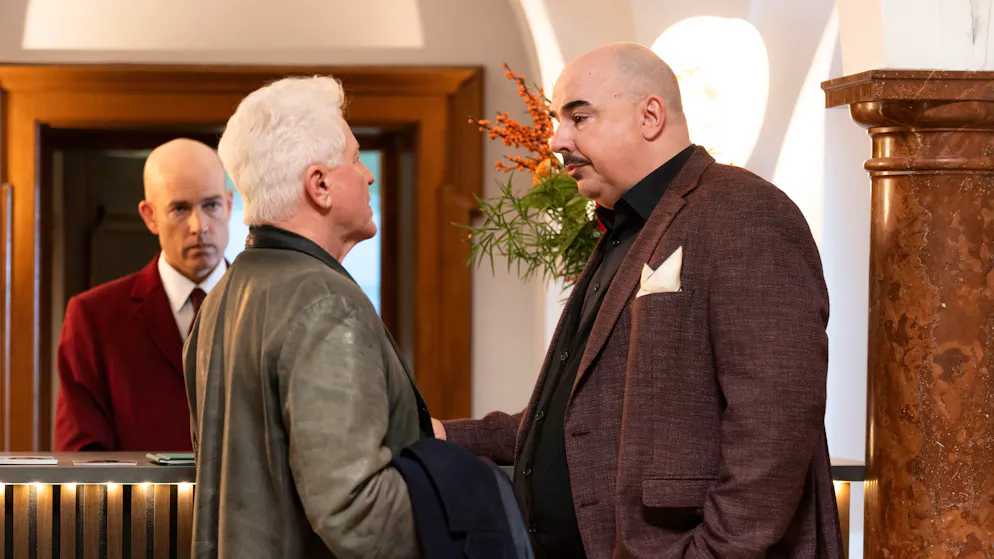 «Tatort» im Check: Worum ging es beim Fall Sergei Skripal?. Kriminalhauptkommissar Ivo Batic (Miroslav Nemec, Zweiter von links) war überrascht, wie gut der Pathologe Dr. Matthias Steinbrecher (Robert Joseph Bartl) in der Profi-Schachszene vernetzt ist.