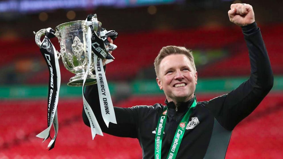 Eddie Howe avec la Coupe de la Ligue gagnée par son équipe.