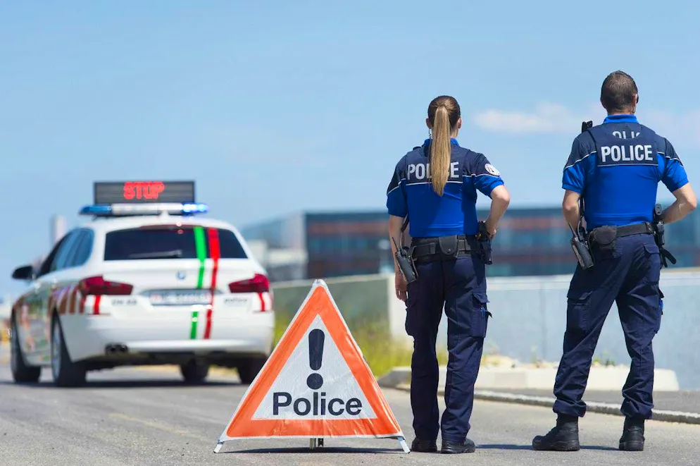 The Neuchâtel cantonal police are investigating passport forgers and people with fake IDs. Throughout Switzerland, the proportion of forged passports is considerable.