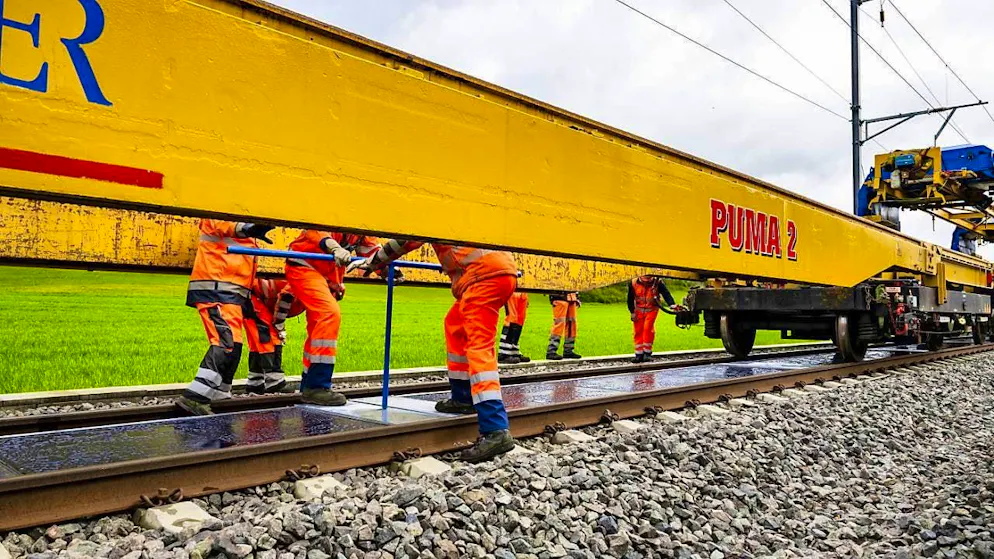 Railroad line opened with mobile solar modules - Gallery. The solar modules can be installed quickly using a special train.