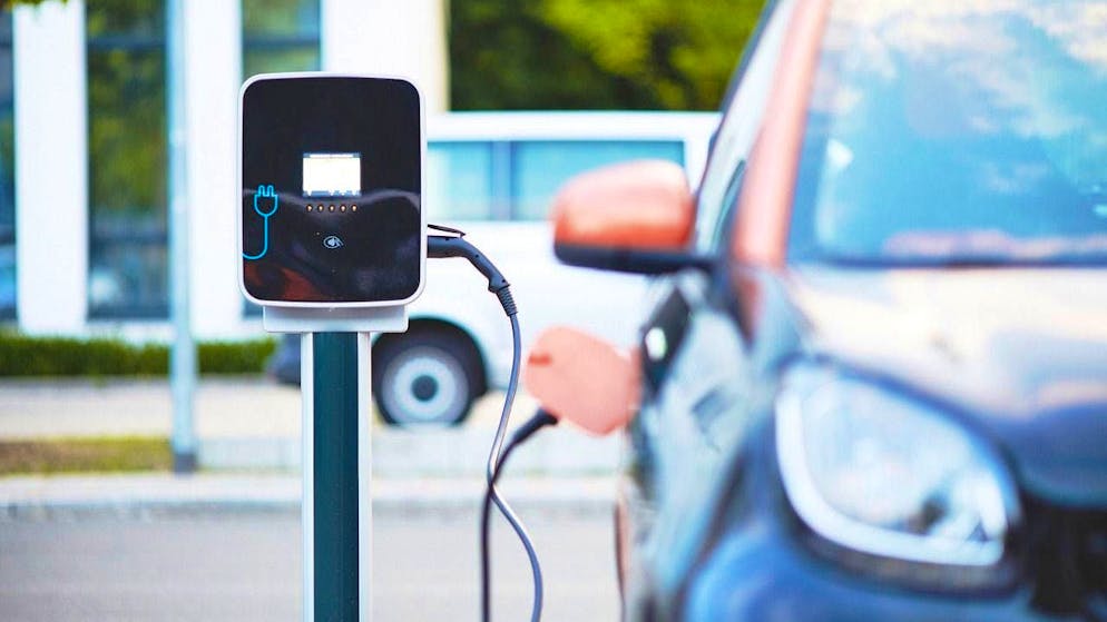 Driving through the city in an electric car or scooter? E-mobility relieves traffic in terms of noise and emissions, but should not replace cycling or walking.