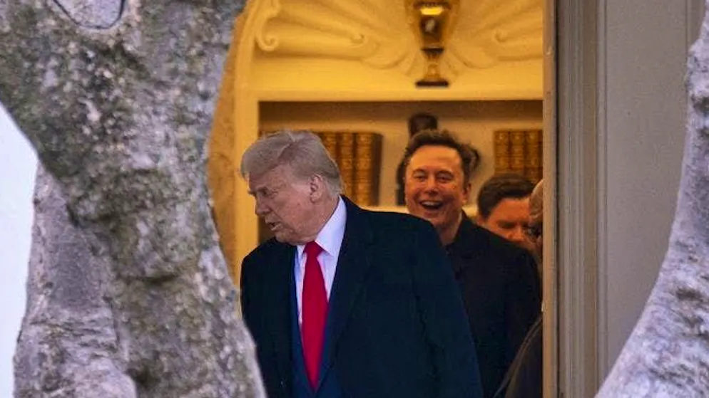 Elon Musk (back) together with Trump in the Oval Office.