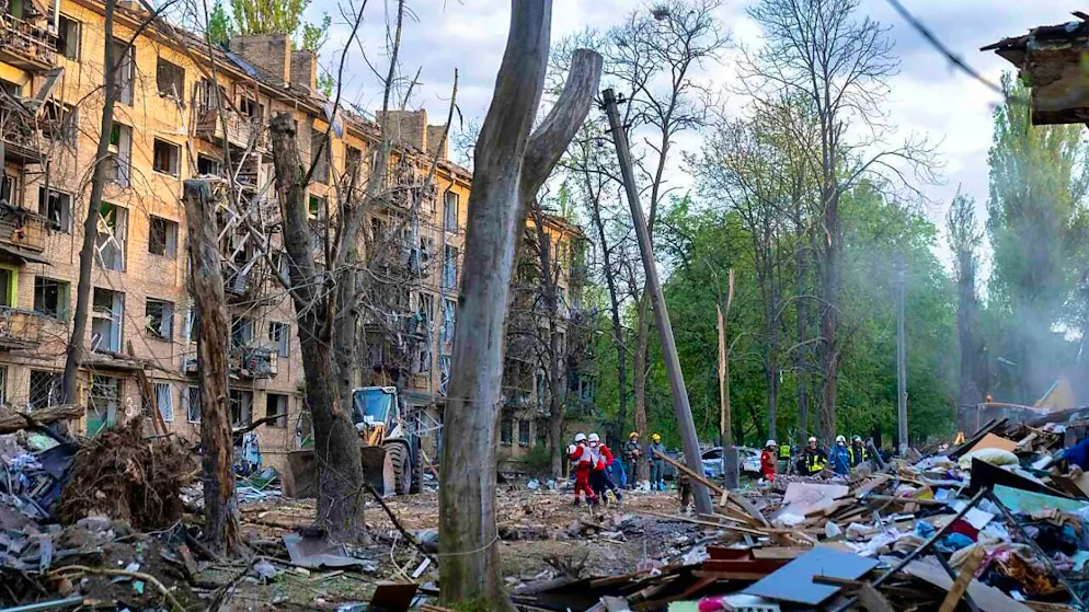 Rescue workers work in the rubble after a Russian missile attack on the Ukrainian capital Kiev. According to Ukrainian reports, Russia once again attacked the Ukrainian capital Kiev with drones during the night. Photo: Andreas Stroh/ZUMA Press Wire/dpa