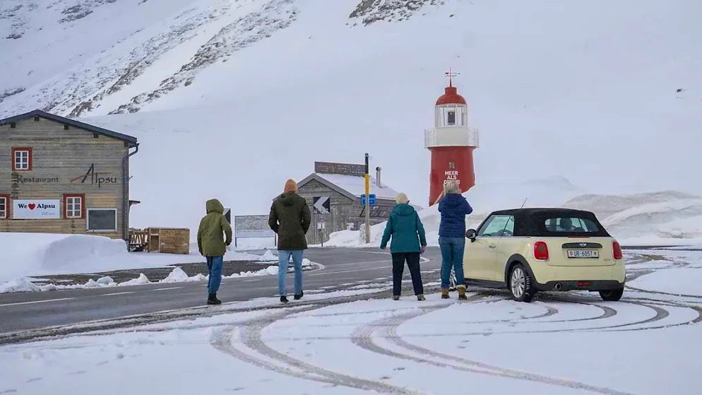 There is still some snow on the Oberalp Pass road, but the connection between Uri and Graubünden is open.