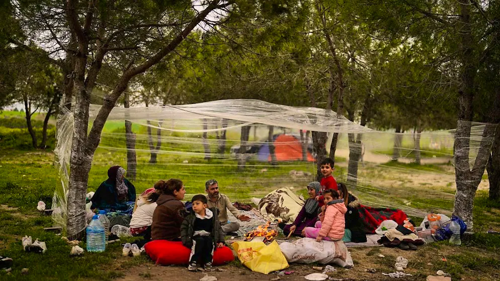 dpatopbilder - People camp out in the open after earthquakes shook Istanbul and other areas of Turkey on Wednesday. Photo: Khalil Hamra/AP/dpa