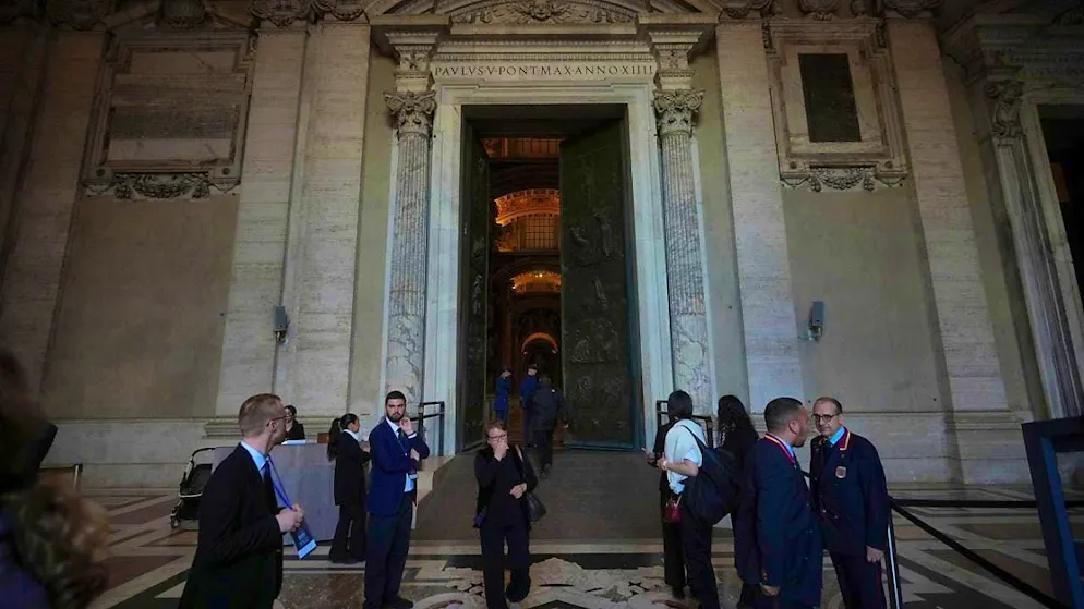 The door is closed after the last faithful have paid their last respects to Pope Francis in St. Peter's Basilica. Photo: Alessandra Tarantino/AP/dpa