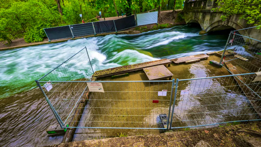 Accident at Eisbach wave - shock over death of surfer - Gallery. The Eisbach wave was cordoned off with fences after the accident. 