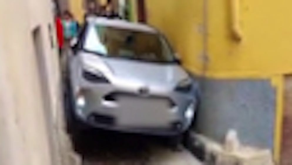 Horror in den Ferien. Auto bleibt in Altstadtgasse stecken – Video zeigt missliche Situation