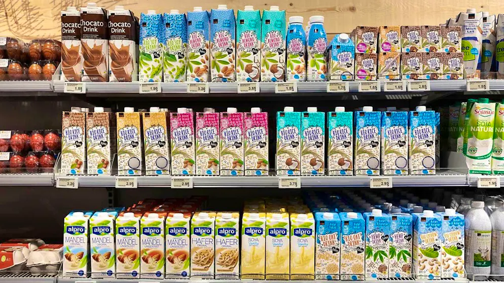 The variety of milk alternatives is huge and so is the number of labels on their packaging: Coop shelf in Seewen SZ. (archive picture)