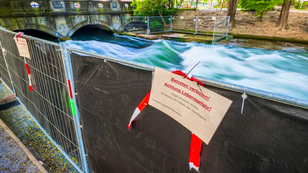 Accident at Eisbach wave - shock over death of surfer - Gallery. After a serious surfing accident, the authorities are considering temporarily closing off the Eisbach wave in Munich to investigate the cause of the accident.