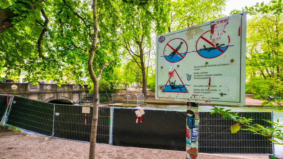 Accident at Eisbach wave - shock over death of surfer - Gallery. Signs warn of the danger at the wave. 