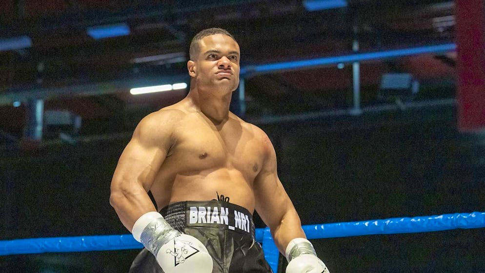 The Swiss boxer Brian Keller won against the Frenchman Claude Wilfried.