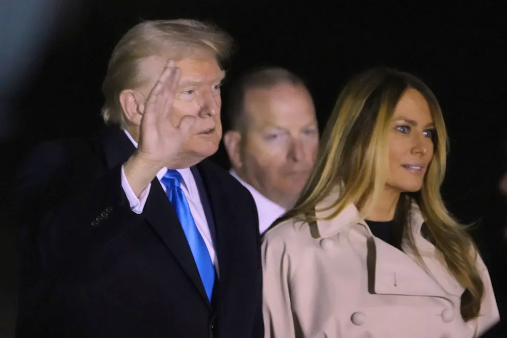  Il presidente Donald Trump e la first lady Melania Trump arrivano a bordo dell'Air Force One all'aeroporto internazionale Leonardo da Vinci di Roma, a Fiumicino, venerdì 25 aprile 2025, per partecipare ai funerali di Papa Francesco in Vaticano.