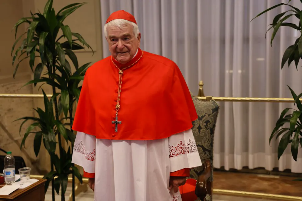 Cardinaux suisses. Le nouveau cardinal Emil Paul Tscherrig, nonce apostolique en Italie et à Saint-Marin, pose pour une photo à la fin du consistoire au cours duquel le pape François a élevé 21 nouveaux cardinaux sur la place Saint-Pierre au Vatican, samedi 30 septembre 2023. (AP Photo/Riccardo De Luca)