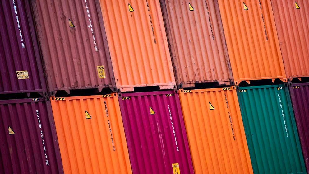 Container al porto (foto d'archivio)