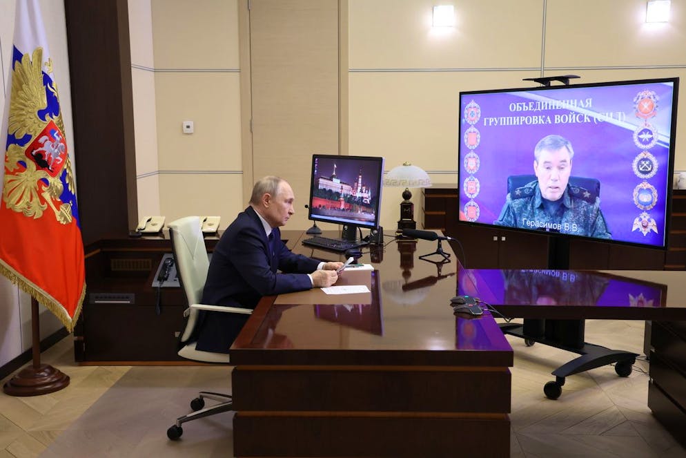 Le président russe Vladimir Poutine tient une vidéoconférence avec le chef d'état-major des forces armées russes, Valery Gerasimov, à la résidence Novo-Ogaryovo près de Moscou, en Russie, le 26 avril 2025, afin de recevoir un rapport sur l'achèvement d'une opération militaire visant à libérer la région russe de Koursk des forces ukrainiennes.