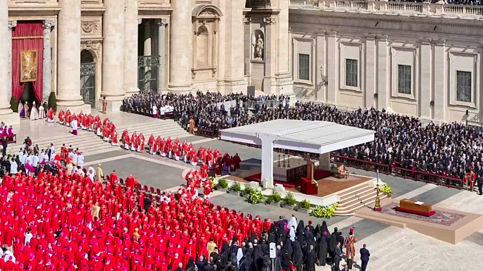 dpatopbilder - The closed coffin (r) stands in St. Peter's Square during the funeral mass for the late Pope Francis. Photo: Michael Kappeler/dpa