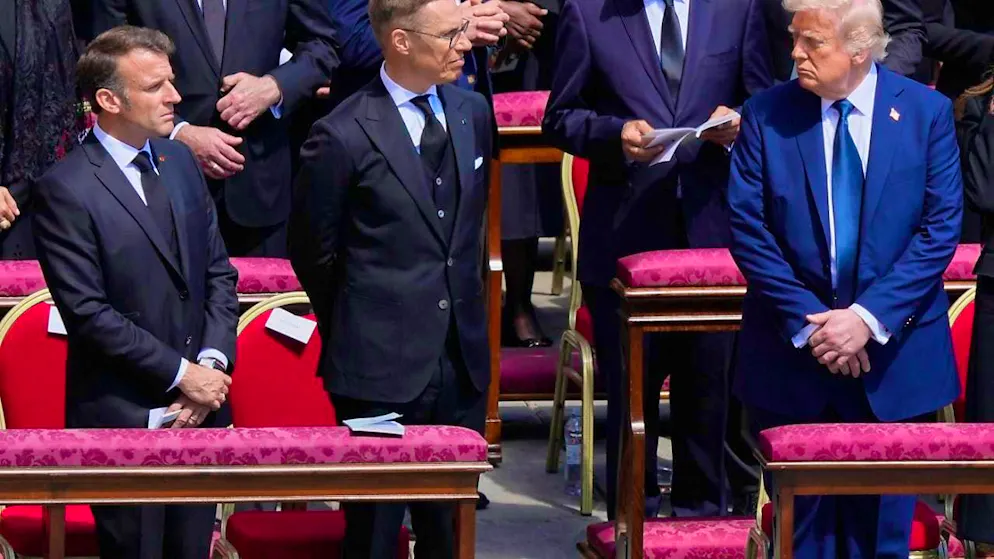 Emmanuel Macron, President of France, Finnish President Alexander Stubb and Donald Trump, President of the USA, attend the funeral of Pope Francis in St. Peter's Square. Photo: Gregorio Borgia/AP/dpa