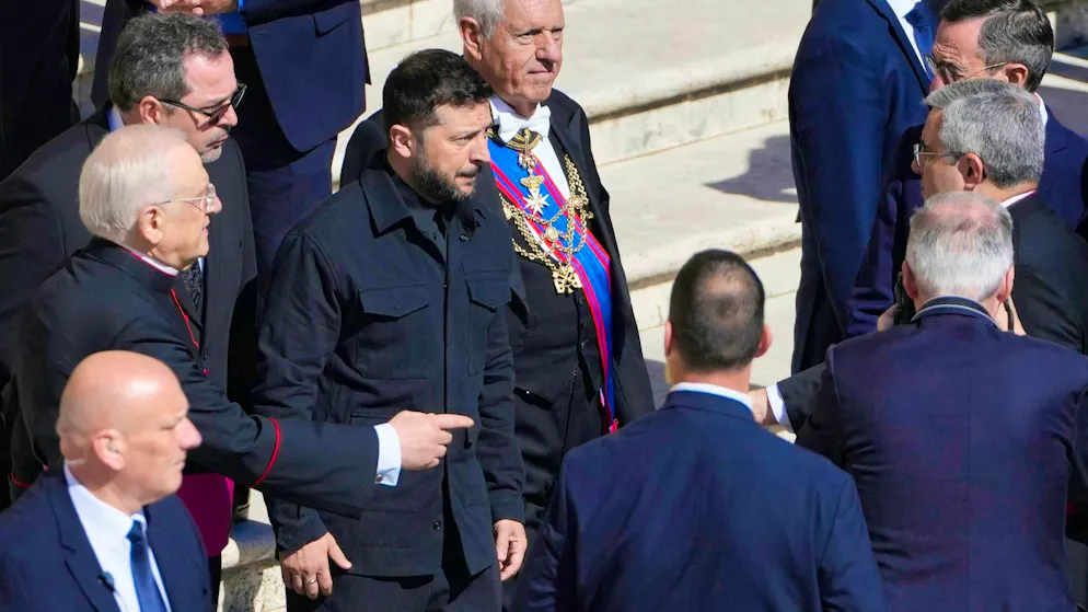 Ecco com'era vestito. Zelensky rompe con la sua tradizione di ferro in onore del Papa