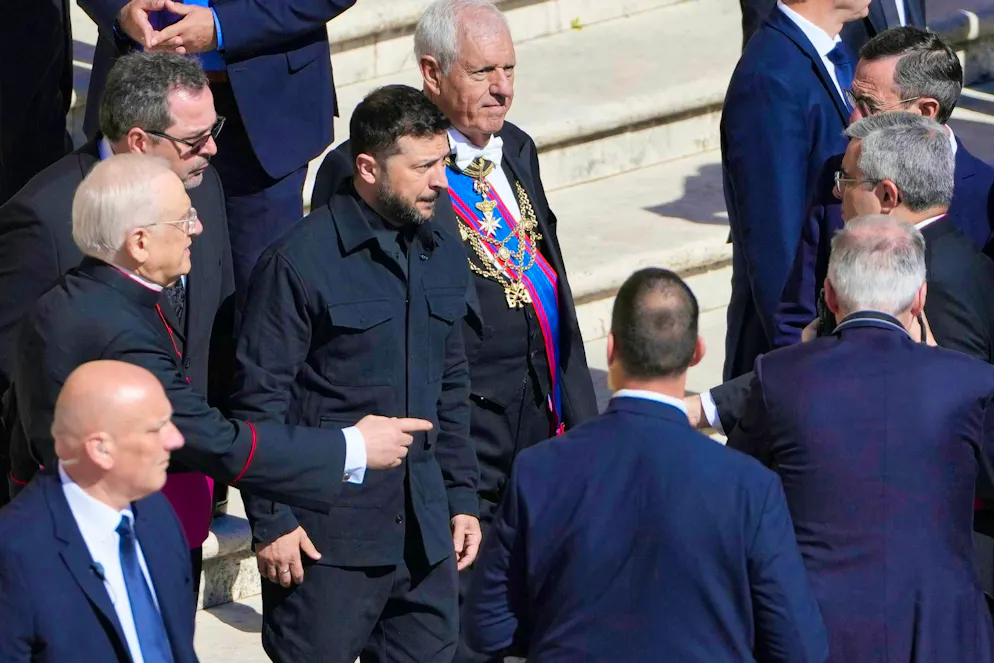 Il presidente ucraino Zelensky è arrivato in piazza San Pietro pochi istanti dopo il presidente americano Trump.