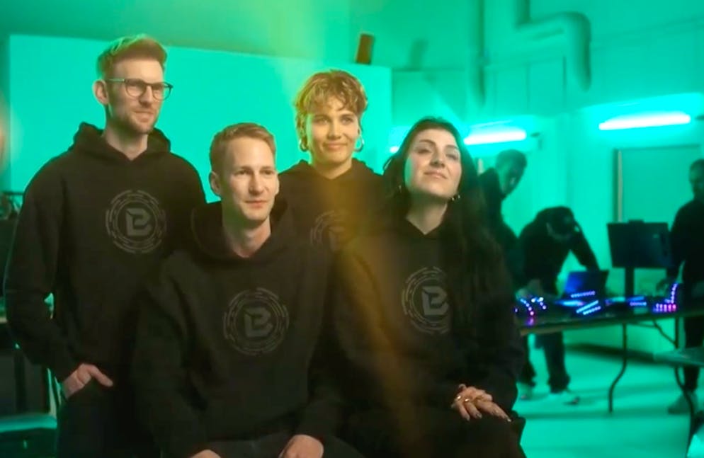 Sympathische Truppe mit Talent: die Schweizer LED-Künstler The Blackouts mit Elias Schneider (2.v.l.)