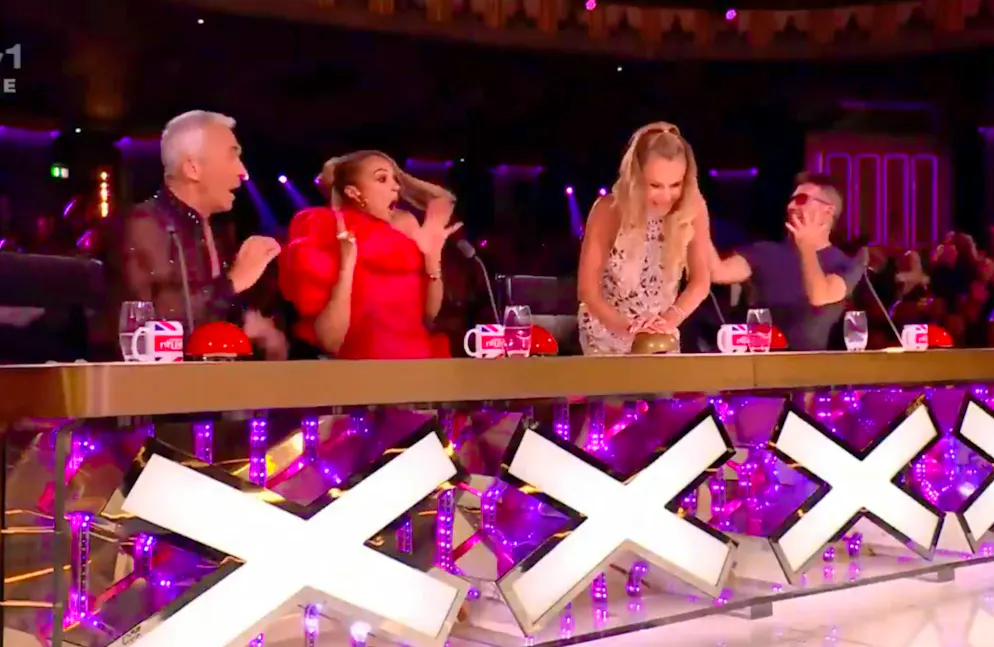 Met the audience's demands: Juror Amanda Holden presses the "Golden Buzzer".