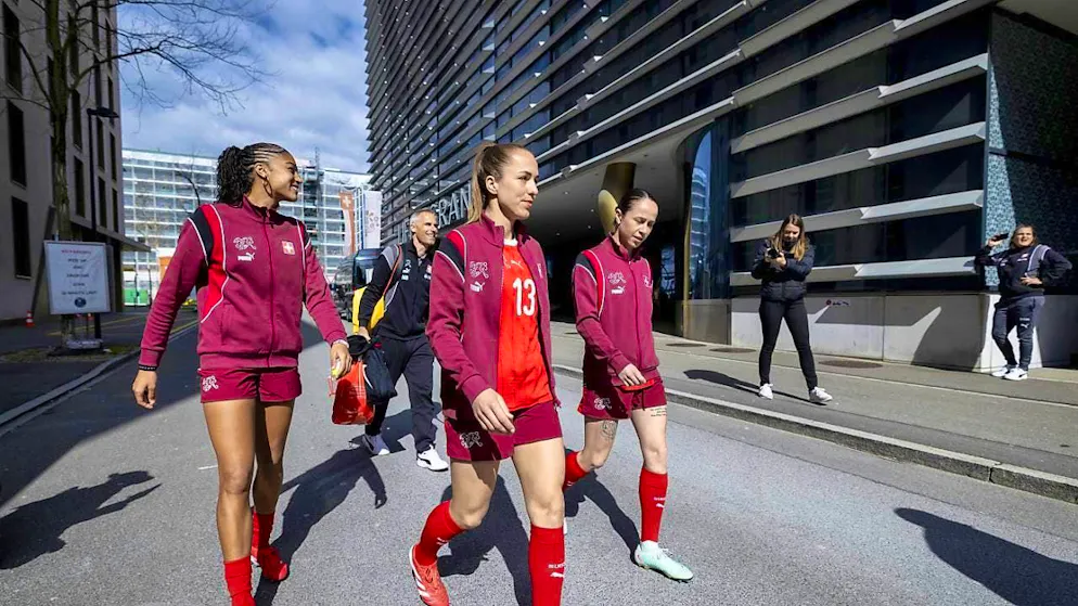 Sydney Schertenleib (left) and Lia Wälti (center) march towards the Champions League final in Lisbon.