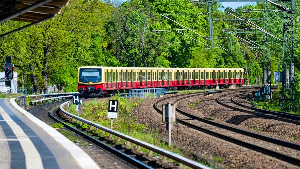 Two S-Bahn surfers die in Berlin - Gallery. Time and again, serious accidents occur because people climb onto the roofs of underground or suburban trains and ride along.