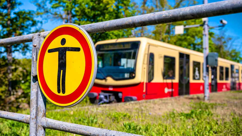 Two S-Bahn surfers die in Berlin - Gallery. Two people died while surfing on an S-Bahn train.