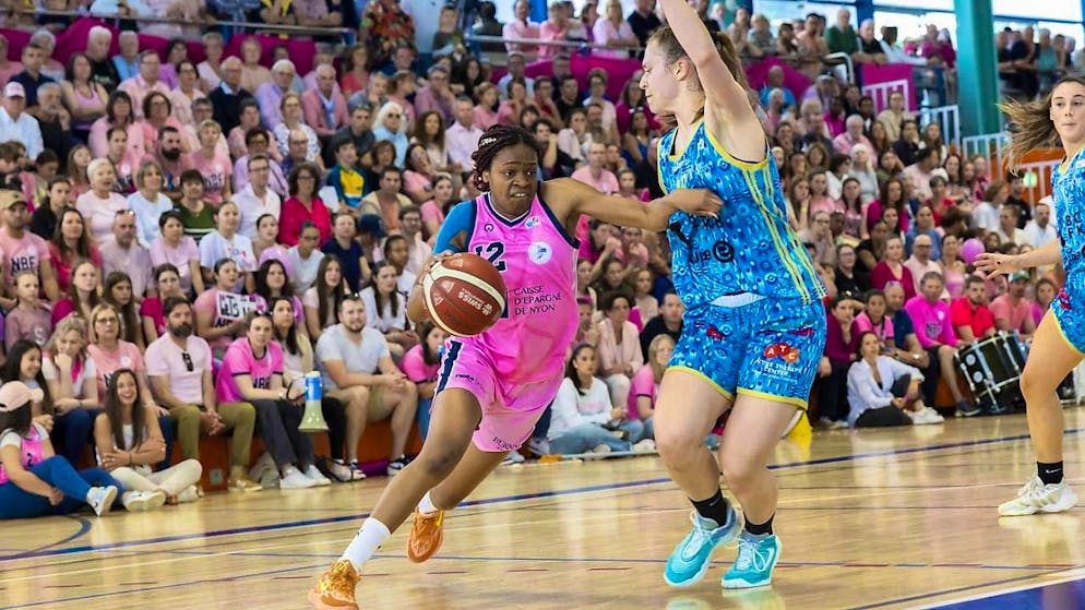 Nyon's women in purple (here with Indira Vilolo Dos Santos) come out on top