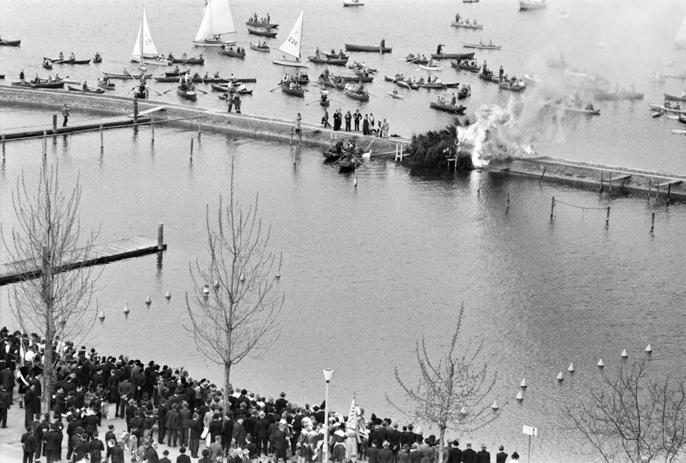 The Böögg is burned on the Enge harbor dam in April 1944 - and falls into Lake Zurich.