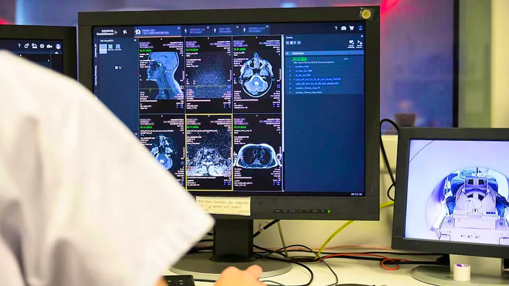 Examination with a magnetic resonance tomograph (MRT): In view of rising costs, the Swiss Federal Audit Office recommends better control of the use of imaging procedures. (theme picture)