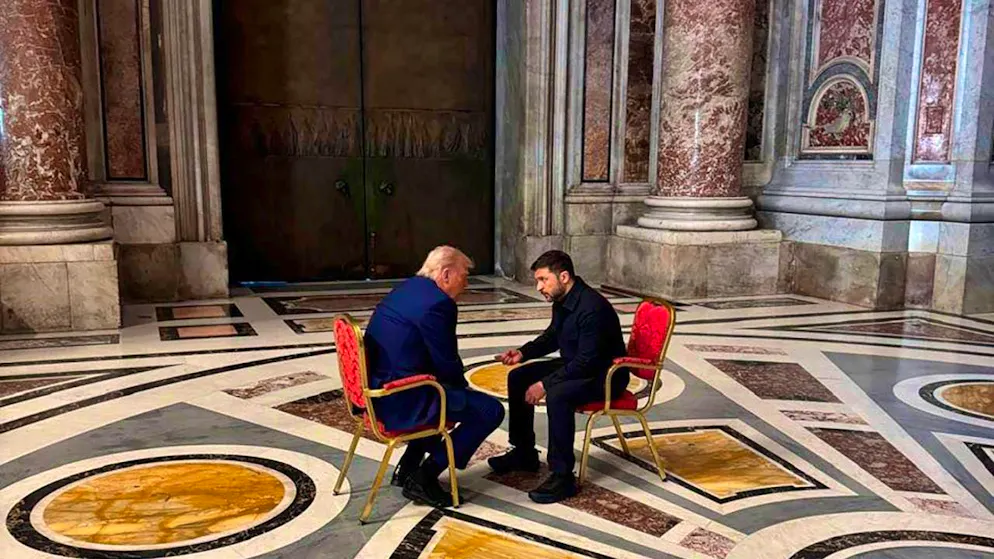 dpatopbilder - HANDOUT - Ukrainian President Volodymyr Zelensky (r) and US President Donald Trump talk. Photo: Uncredited/Ukrainian Presidential Press Service/AP/dpa - ATTENTION: For editorial use only and only with full citation of the above credit