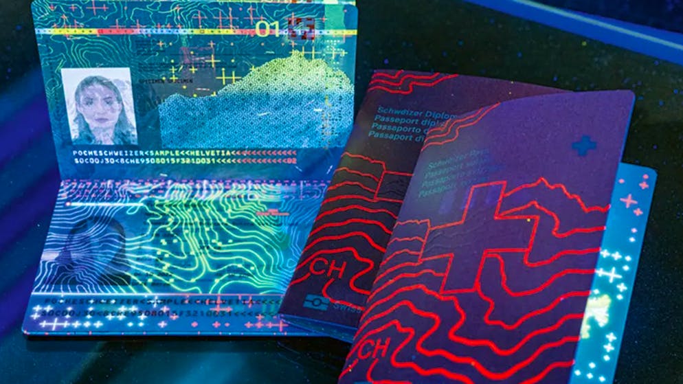 «Wie kann ich Schweizerin werden?». Kunstwerk unter UV-Licht – Schweizer Pass geht viral