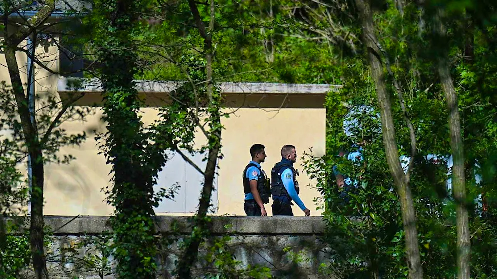 French gendarmes walk in front of the local mosque in La Grand-Combe. Photo: Sylvain Thomas/AFP/dpa