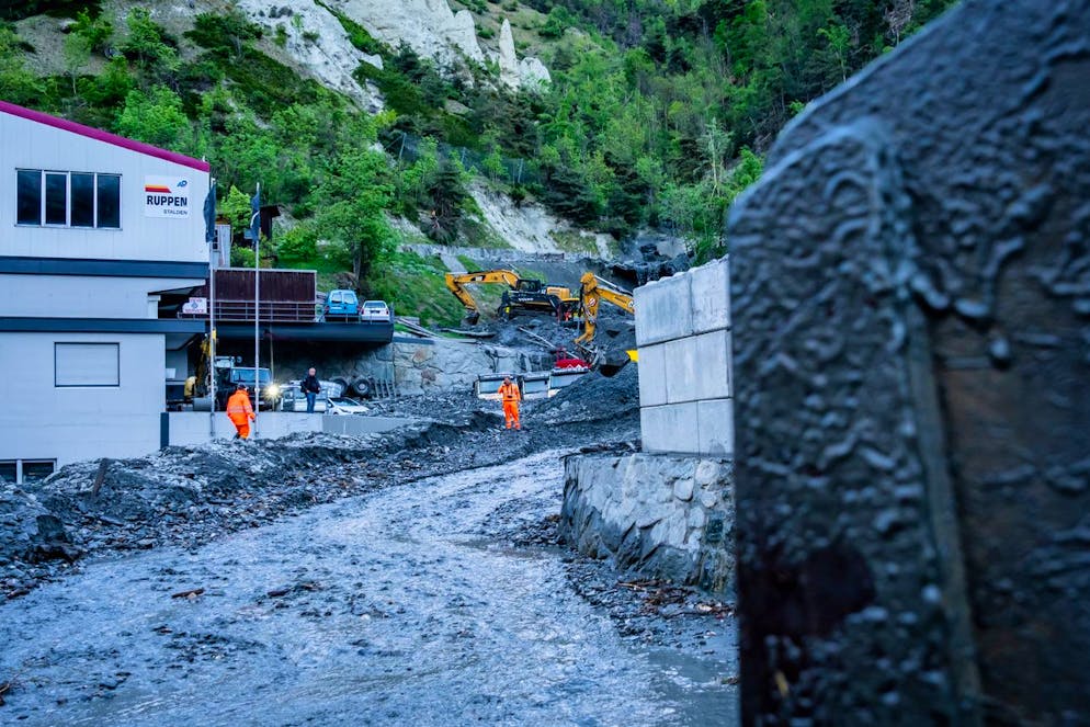 Diverse colate detritiche hanno sotterrato oggi la strada cantonale tra Visp e Stalden, in Vallese.
