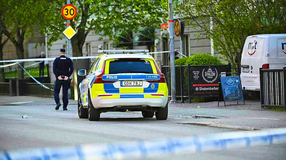 dpatopbilder - An emergency vehicle and a police officer stand at the scene after shots were fired at Vaksala Square in the center of Uppsala. Photo: Fredrik Sandberg/TT News Agency/AP/dpa