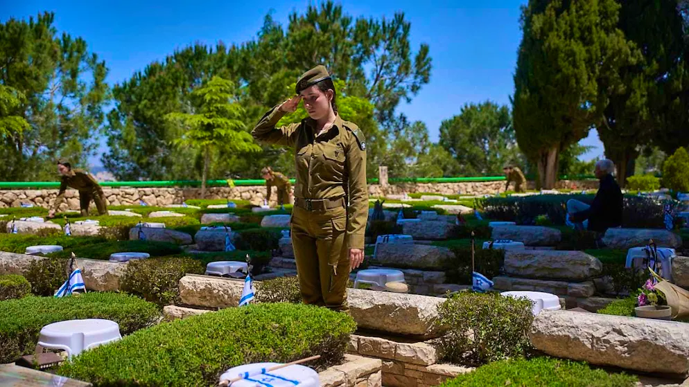An Israeli soldier salutes before the Memorial Day for fallen soldiers at the Mount Herzl military cemetery. Photo: Ohad Zwigenberg/AP/dpa