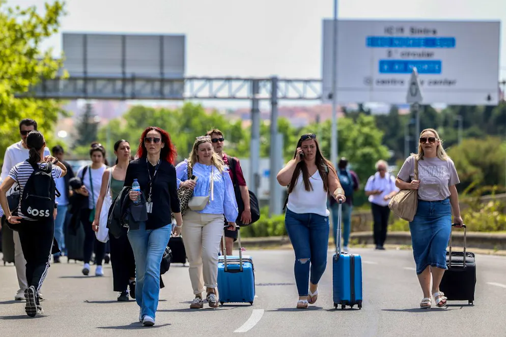 Des voyageurs se dirigent vers les départs à l'aéroport Humberto Delgado de Lisbonne, alors que la zone est fermée en raison d'une panne d'électricité touchant l'Espagne et le Portugal, à Lisbonne, au Portugal, le 28 avril 2025. 