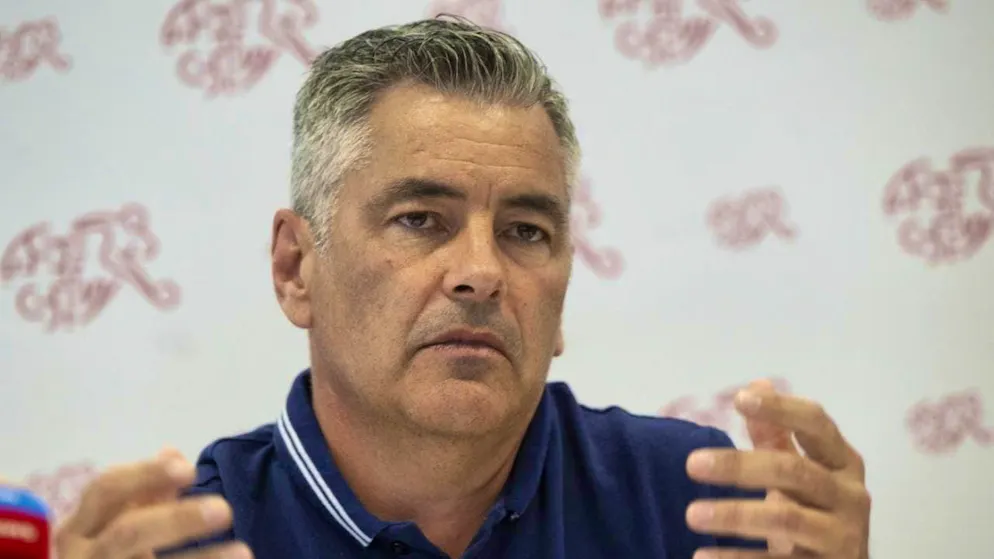 Brent Reiber, former professional head referee, returns from the football association to the ice hockey association