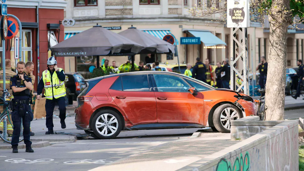 A man has injured several people with his red VW on the Queen Louise Bridge in the center of Copenhagen.
