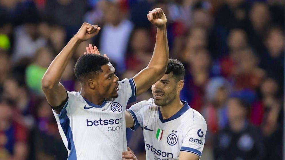 Denzel Dumfries anotando para el Inter contra Barcelona