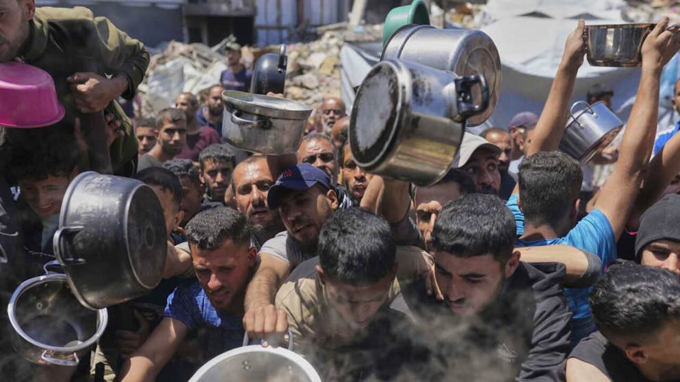 Israël contrôle tous les flux d'aide internationale, vitale pour les 2,4 millions de Palestiniens de la bande de Gaza frappés par une crise humanitaire sans précédent.