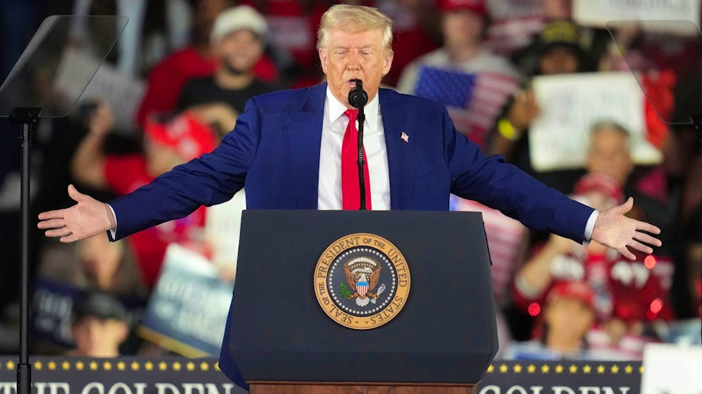 US president celebrates himself. Trump celebrates 