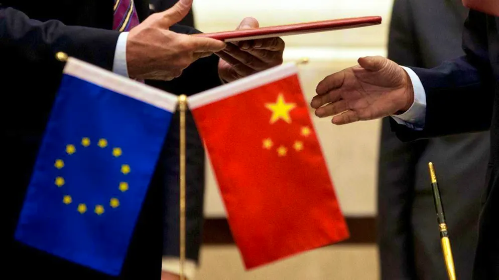 ARCHIVE - A member of the European Commission (l) prepares to exchange documents with the Chinese delegation at a signing ceremony after the 5th China-EU Economic and Trade Dialogue at the Diaoyutai State Guest House. Photo: Andy Wong/AP/dpa