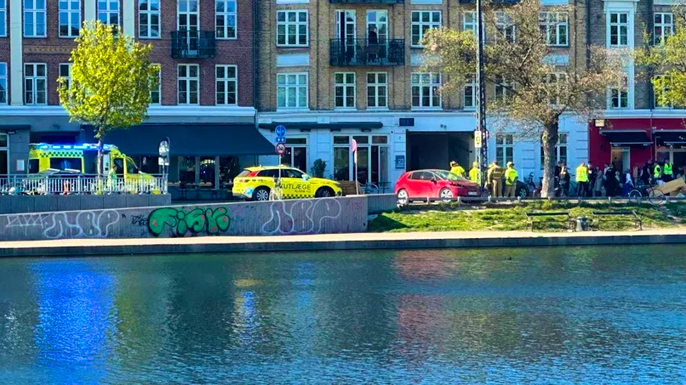 According to police, an elderly man lost control of his car on Dronning Louise Bro in the center of Copenhagen and hit several people.