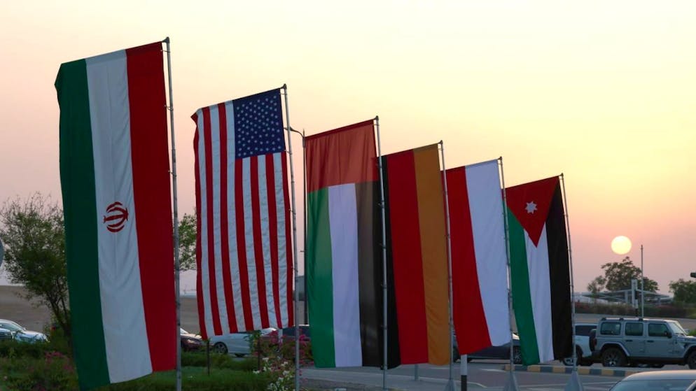 Le bandiere dei partecipanti ai colloqui.