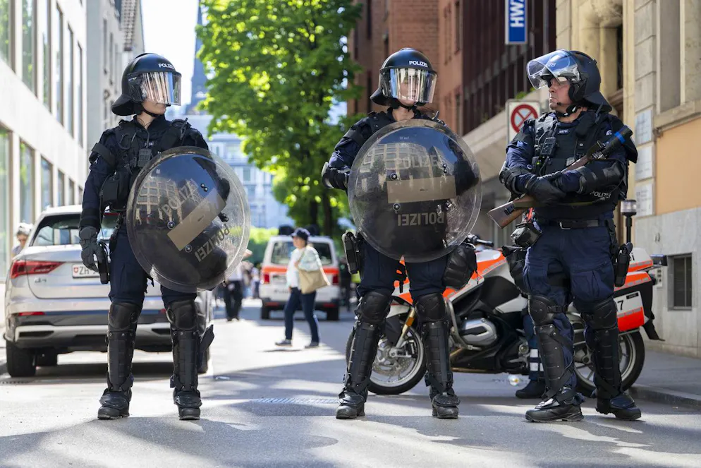 La police a fait usage de canons à eau, de gaz irritants et de balles en caoutchouc.